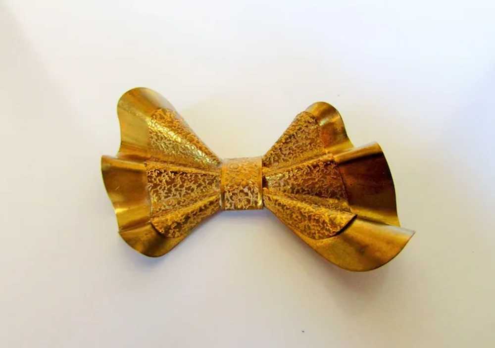 Vintage 1940's Bow Pin In Golden Textured Brass - image 5