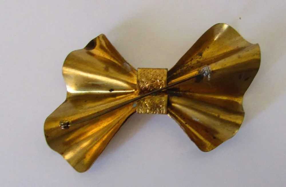 Vintage 1940's Bow Pin In Golden Textured Brass - image 6