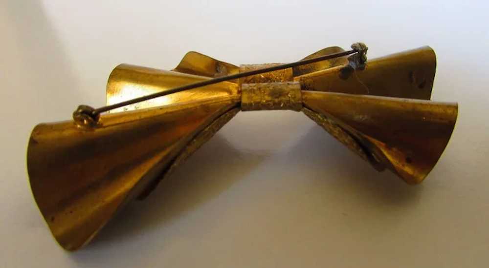 Vintage 1940's Bow Pin In Golden Textured Brass - image 7