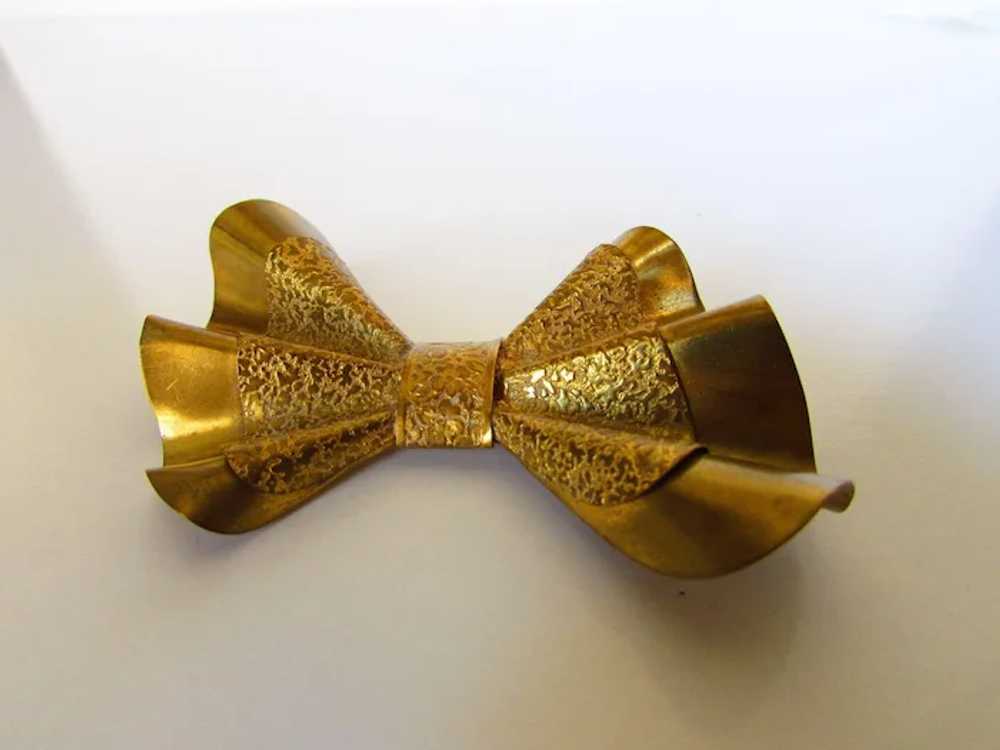 Vintage 1940's Bow Pin In Golden Textured Brass - image 8