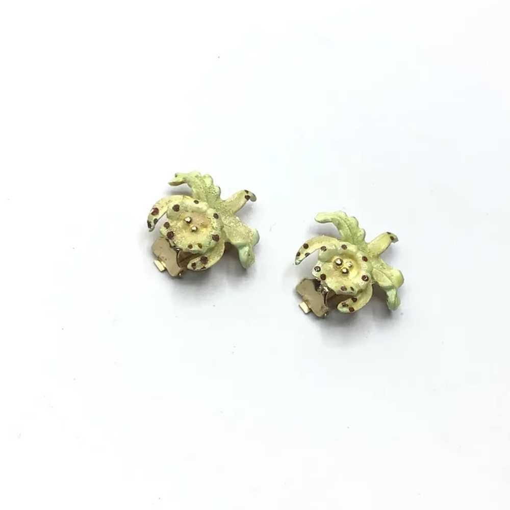 Orchid Gold Tone Enameled Brooch & Clip Earrings - image 4