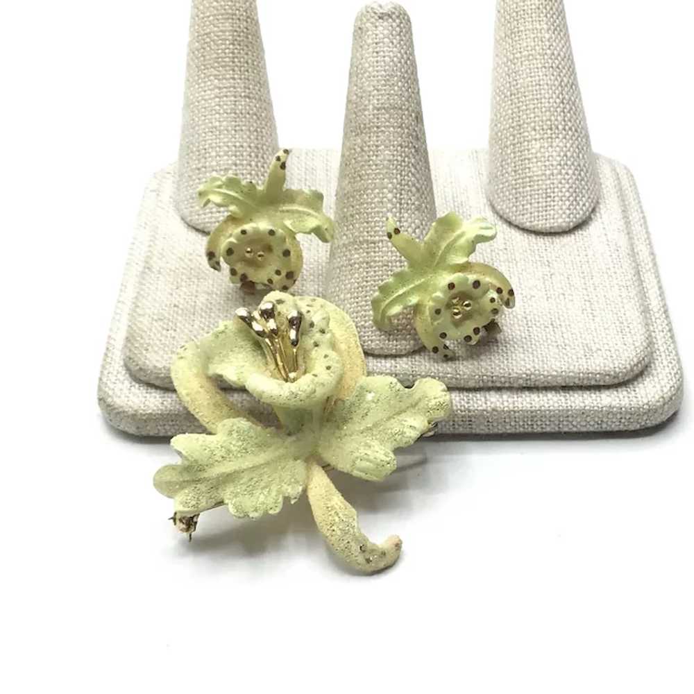 Orchid Gold Tone Enameled Brooch & Clip Earrings - image 5