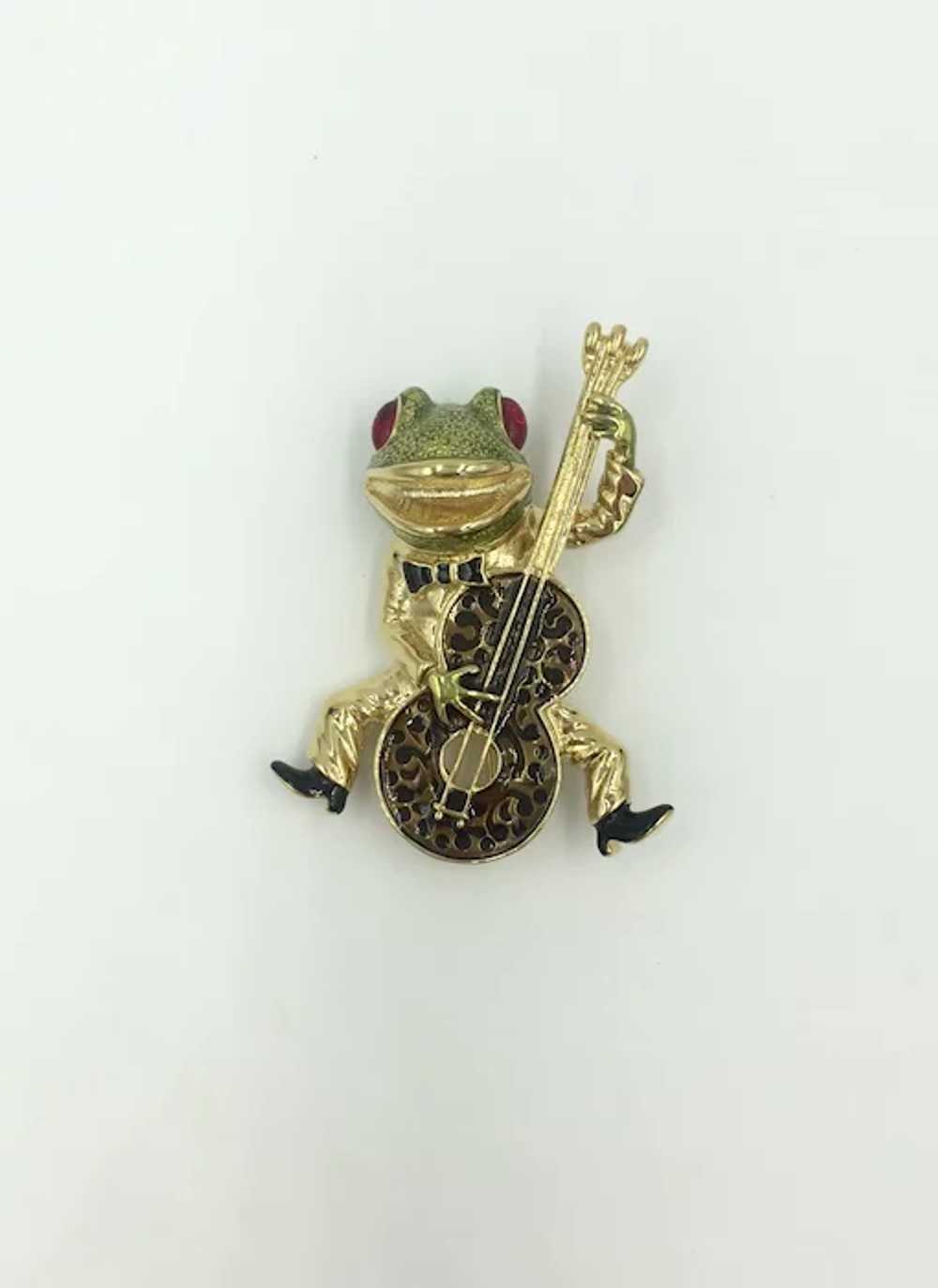 Vintage Signed Kenneth online Jay Lane Matte Gold Frog Brooch, w/Green Cabochon Eyes