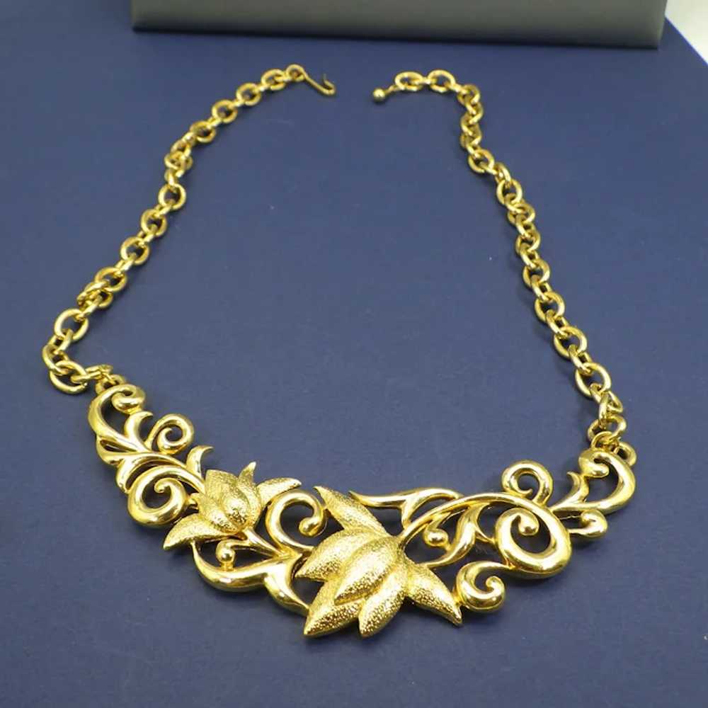 Vintage Golden Floral Design Necklace, Unsigned M… - image 4