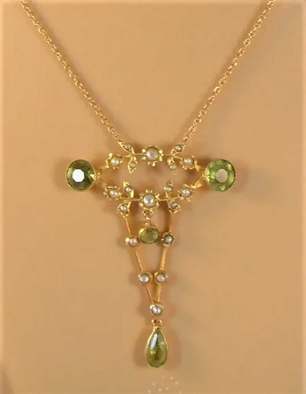 Antique Edwardian peridot and pearl gold pendant - image 5