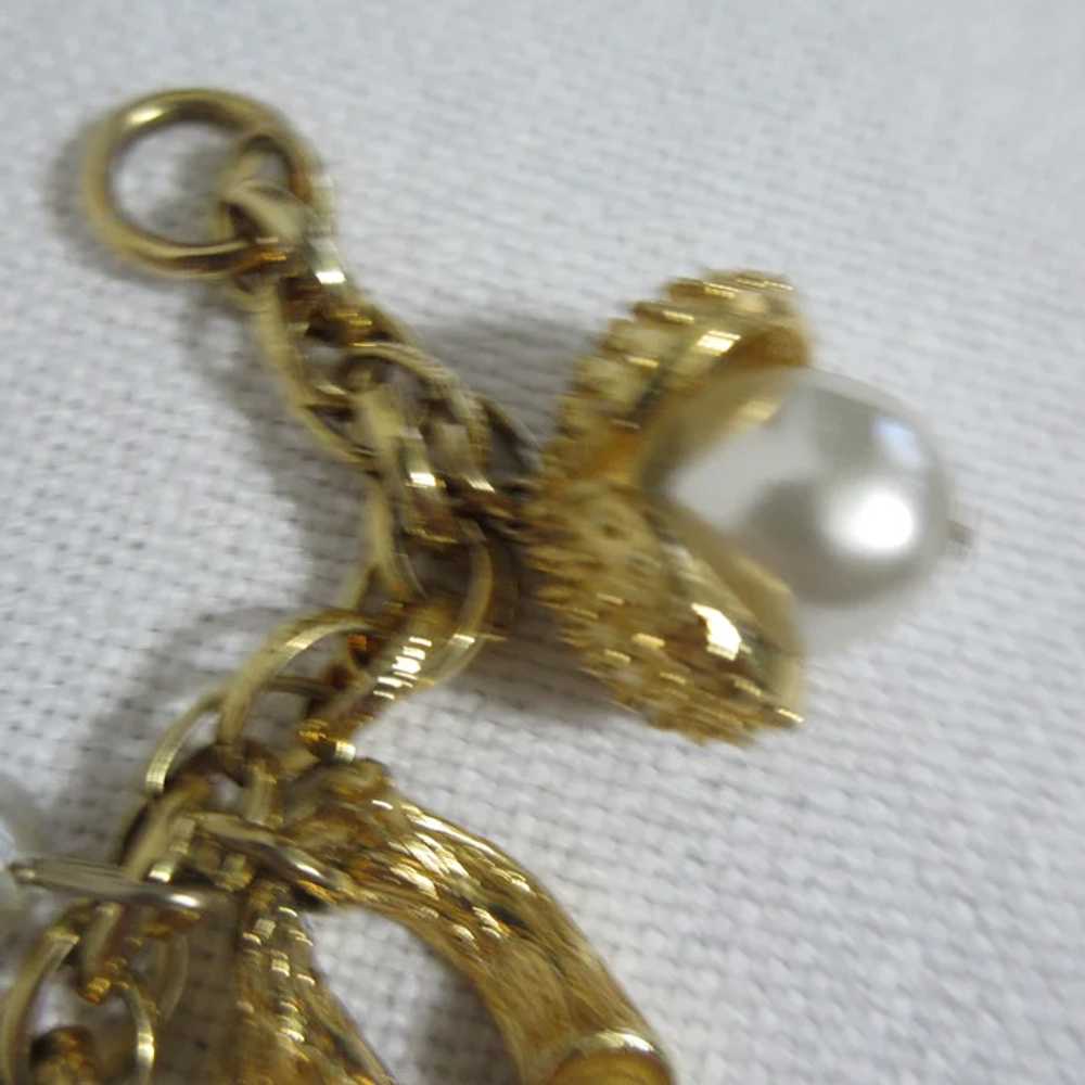 Unsigned Gold Tone Faux Pearl Charm Bracelet - image 10