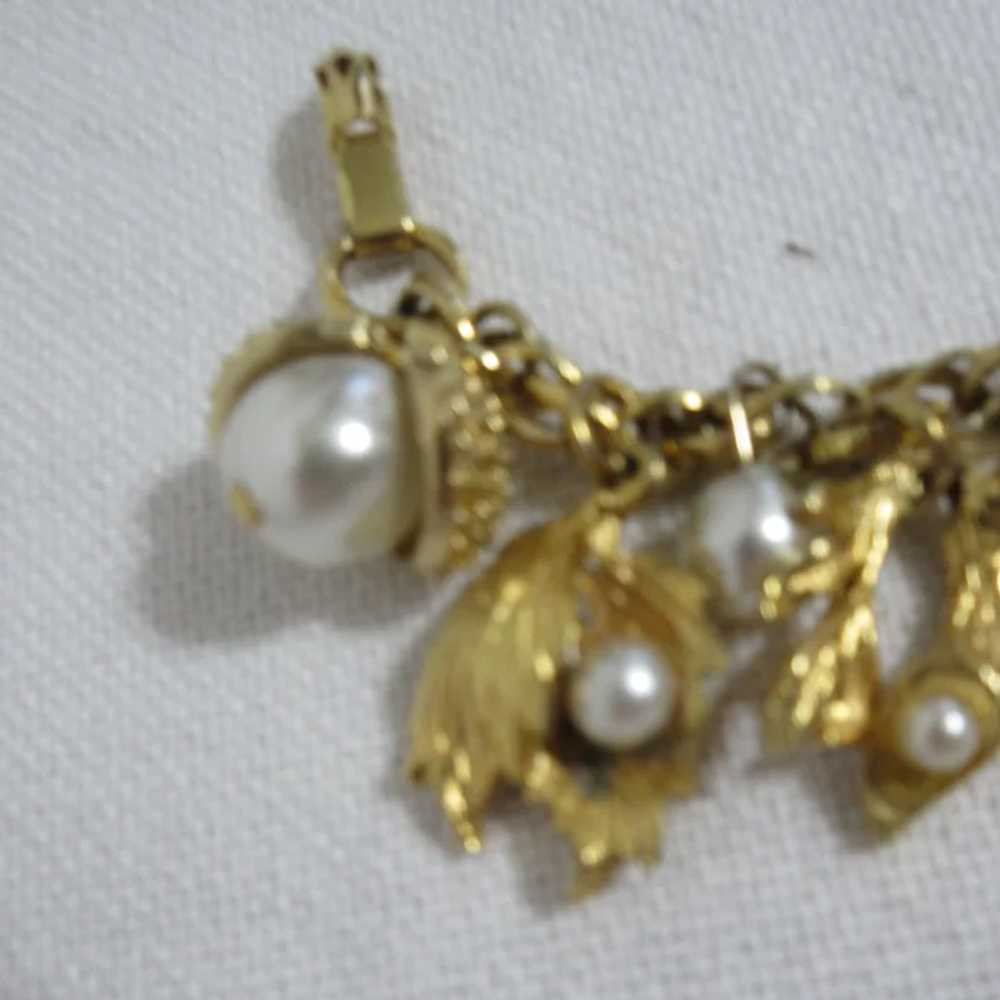 Unsigned Gold Tone Faux Pearl Charm Bracelet - image 3