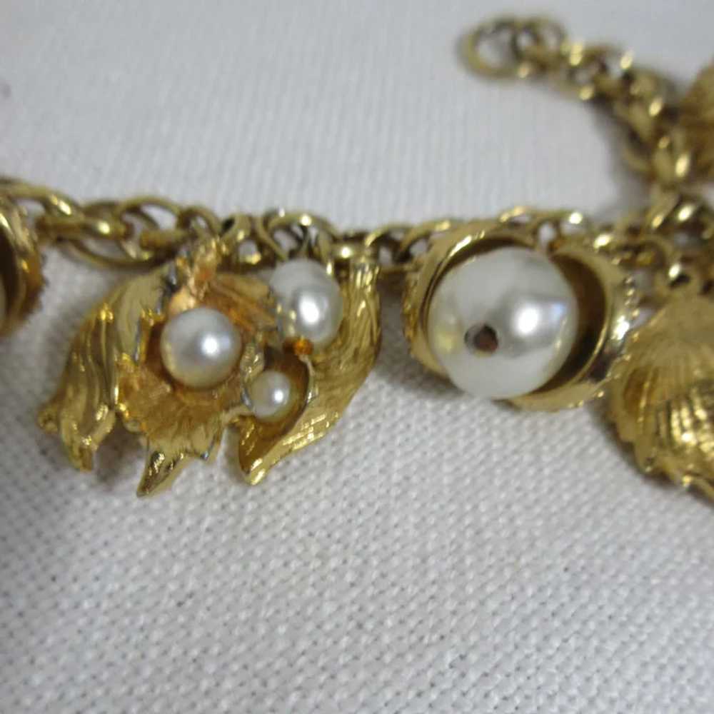 Unsigned Gold Tone Faux Pearl Charm Bracelet - image 5