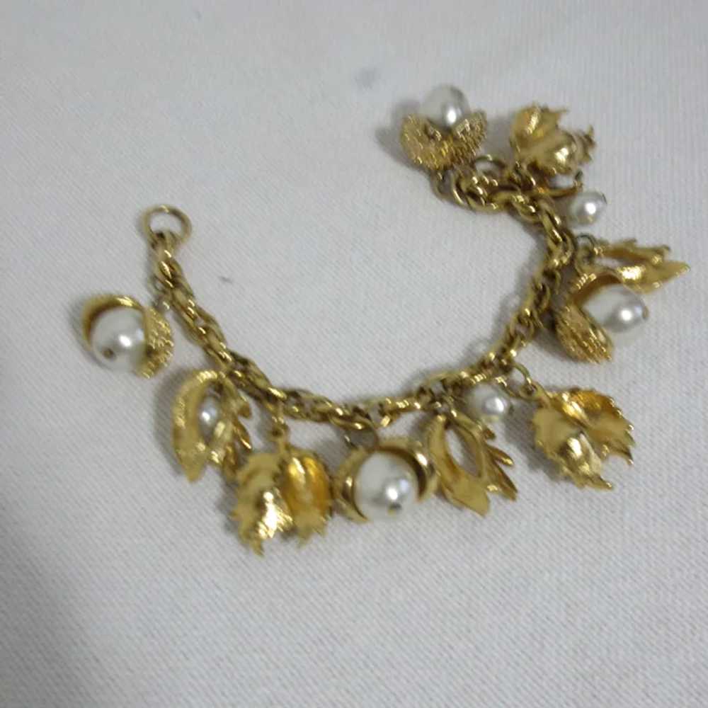 Unsigned Gold Tone Faux Pearl Charm Bracelet - image 6