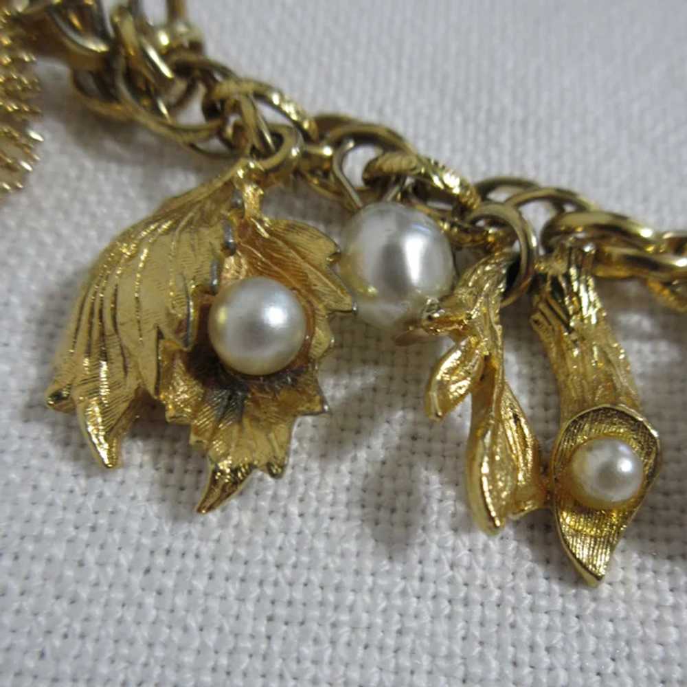 Unsigned Gold Tone Faux Pearl Charm Bracelet - image 7