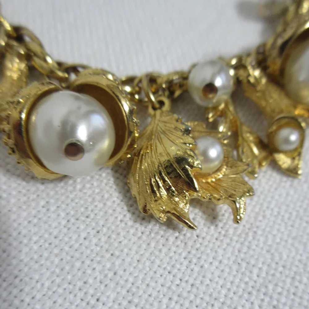 Unsigned Gold Tone Faux Pearl Charm Bracelet - image 8