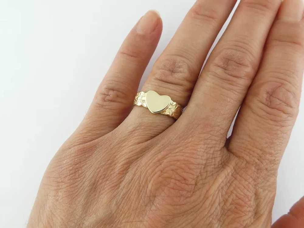 Vintage 14K Yellow Gold Heart Signet Ring with Fl… - image 3