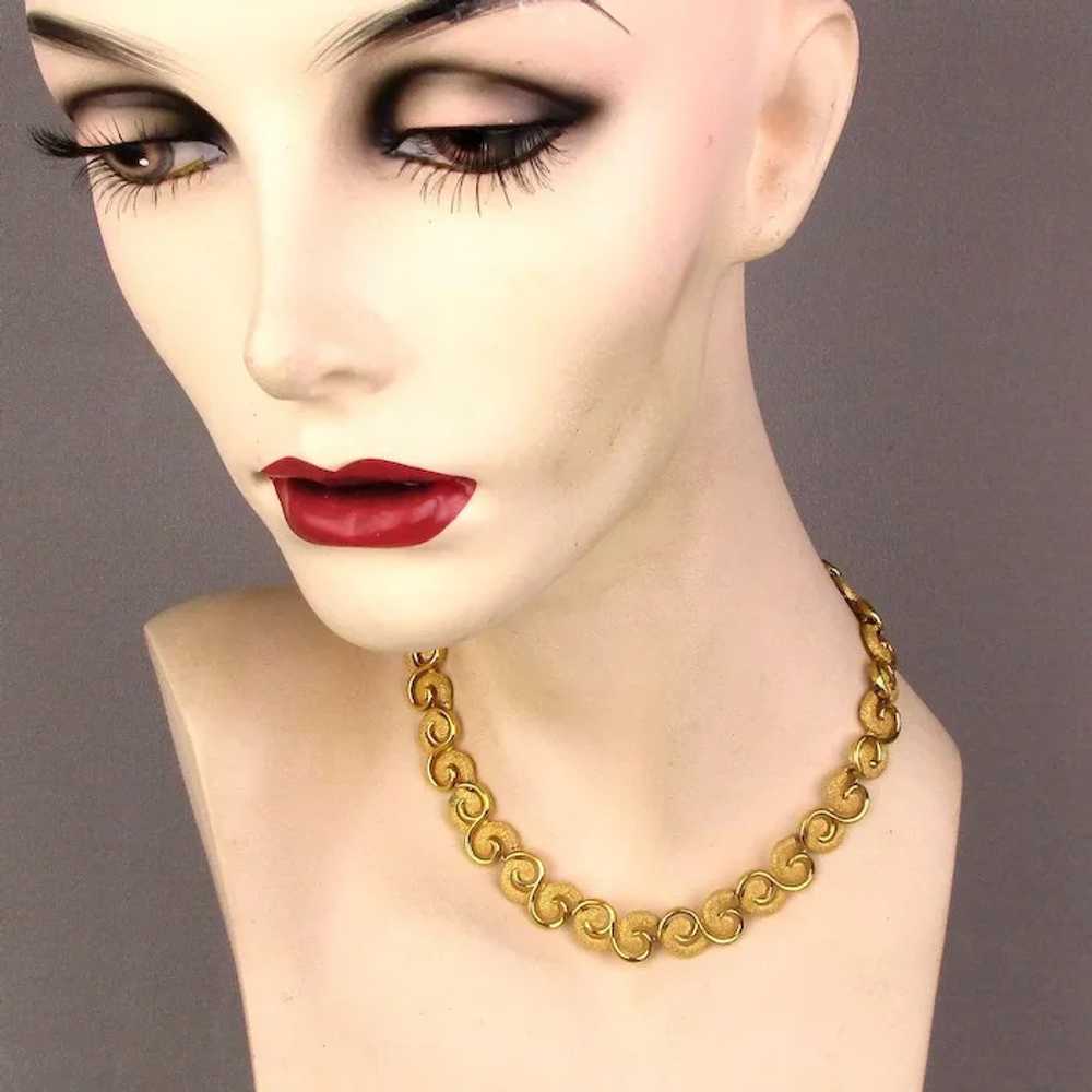 Vintage Trifari Goldtone Necklace Pebbled Commas … - image 2