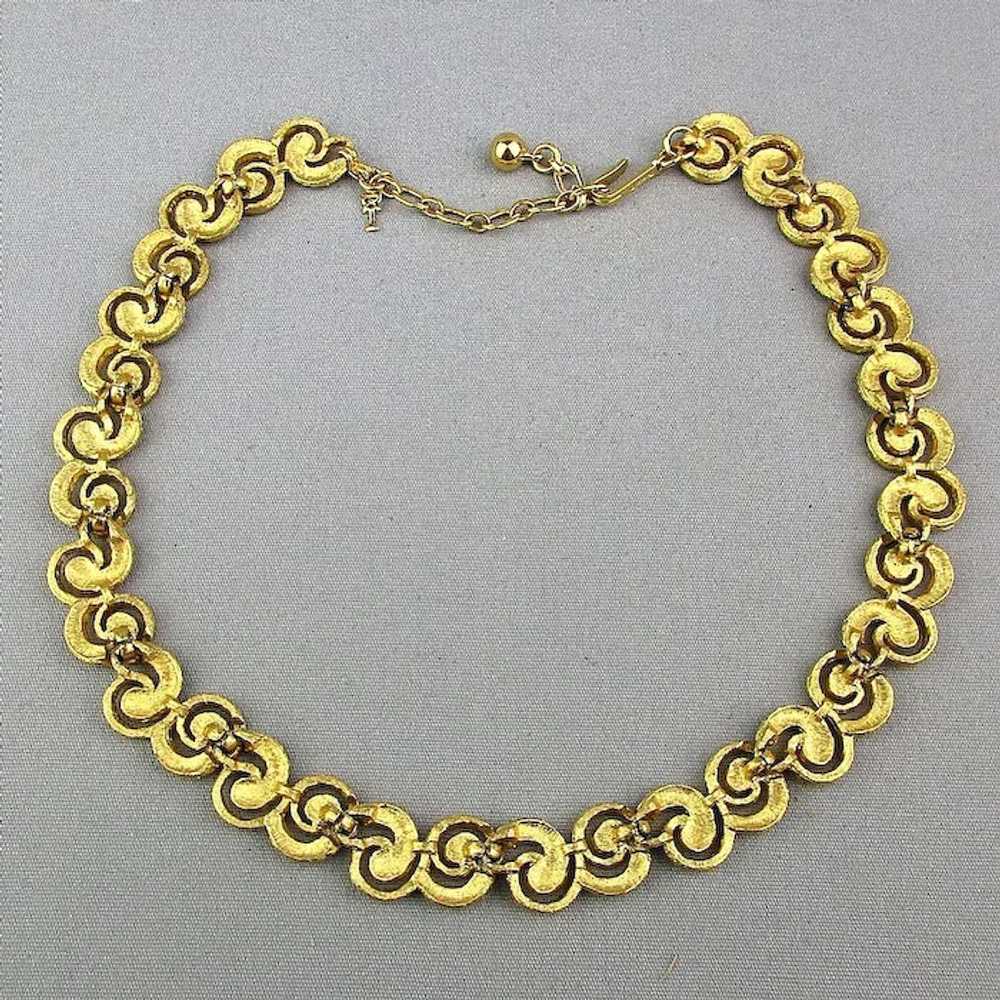 Vintage Trifari Goldtone Necklace Pebbled Commas … - image 4