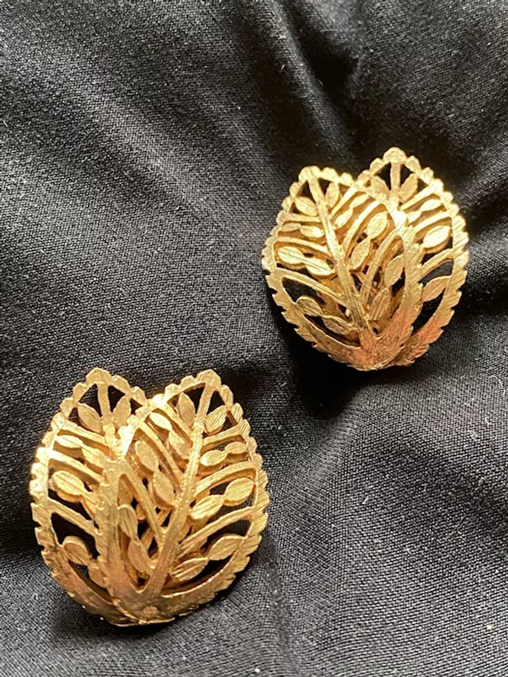 Gold Tone Pierced Metal Leaves Clip On Earrings - image 2