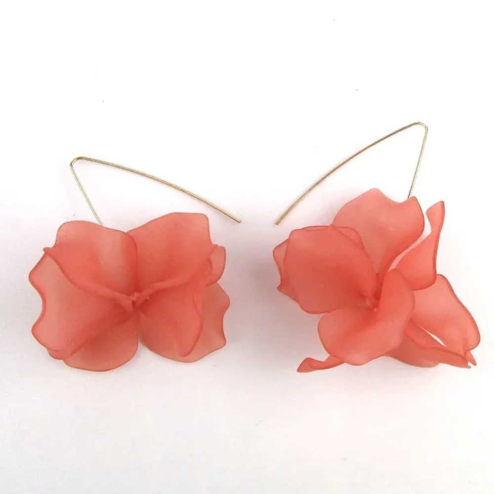 Peachy Pink Resin Flower Earrings - image 3