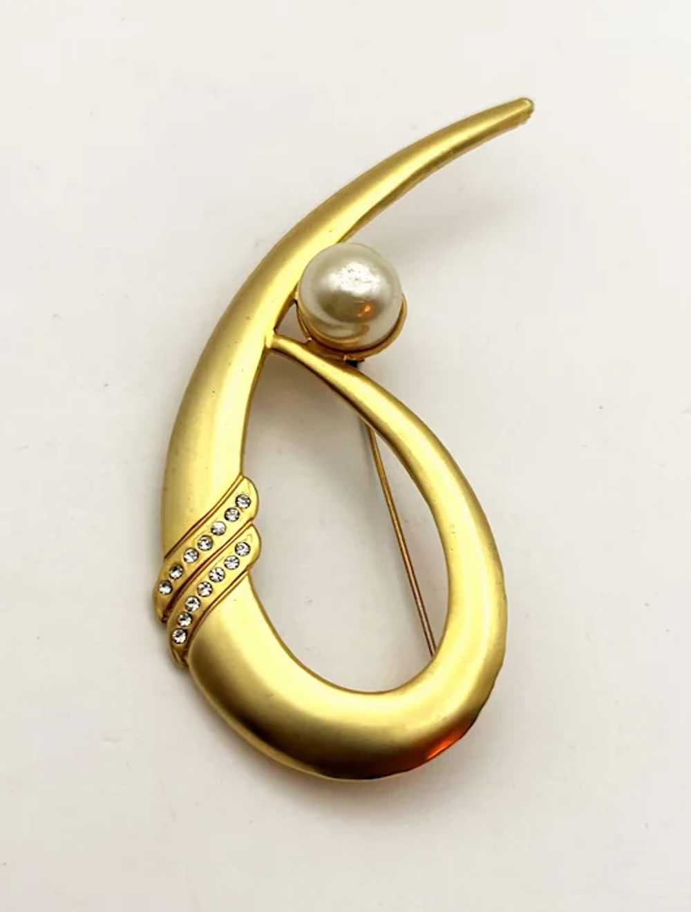 Brushed Goldtone Swirled Brooch with Faux Pearl a… - image 2