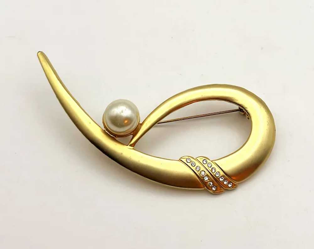 Brushed Goldtone Swirled Brooch with Faux Pearl a… - image 3