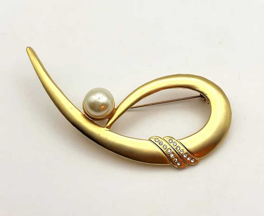 Brushed Goldtone Swirled Brooch with Faux Pearl a… - image 4