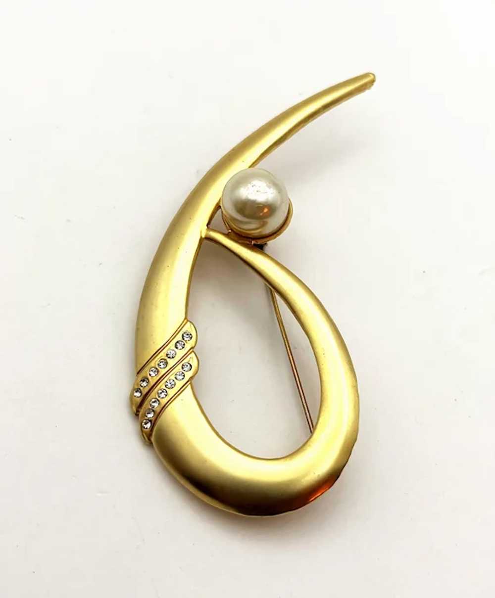 Brushed Goldtone Swirled Brooch with Faux Pearl a… - image 5