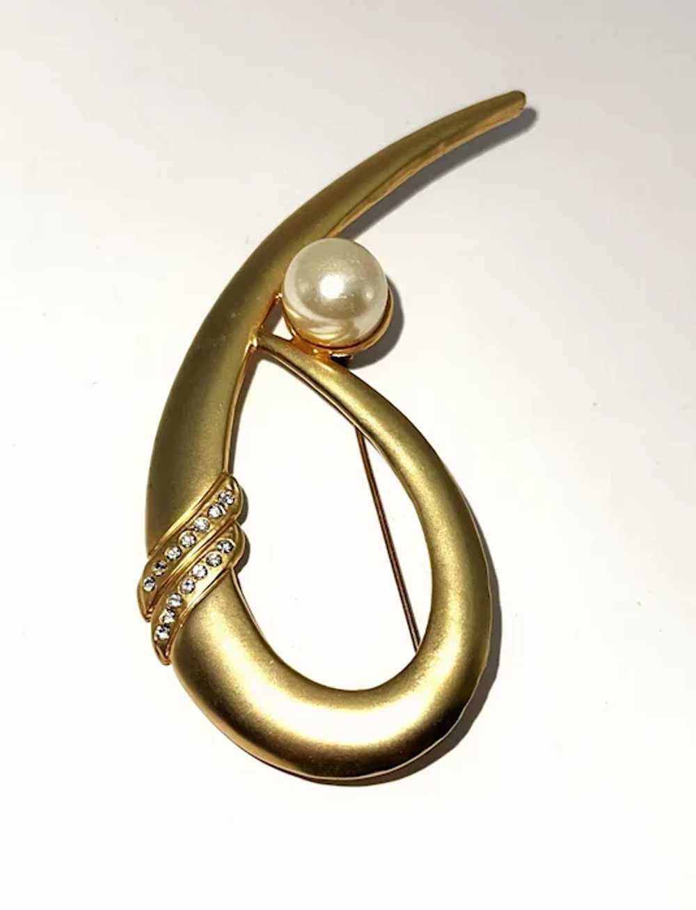 Brushed Goldtone Swirled Brooch with Faux Pearl a… - image 6