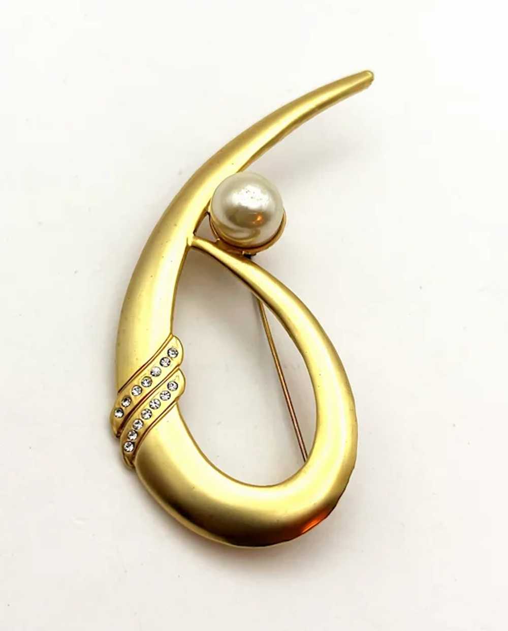 Brushed Goldtone Swirled Brooch with Faux Pearl a… - image 7