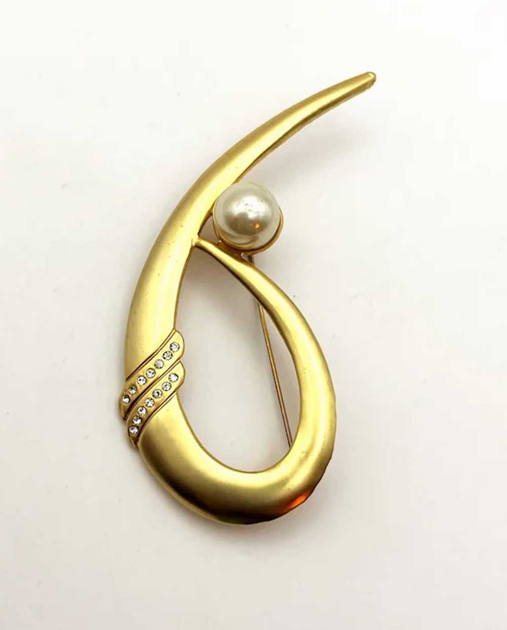 Brushed Goldtone Swirled Brooch with Faux Pearl a… - image 8