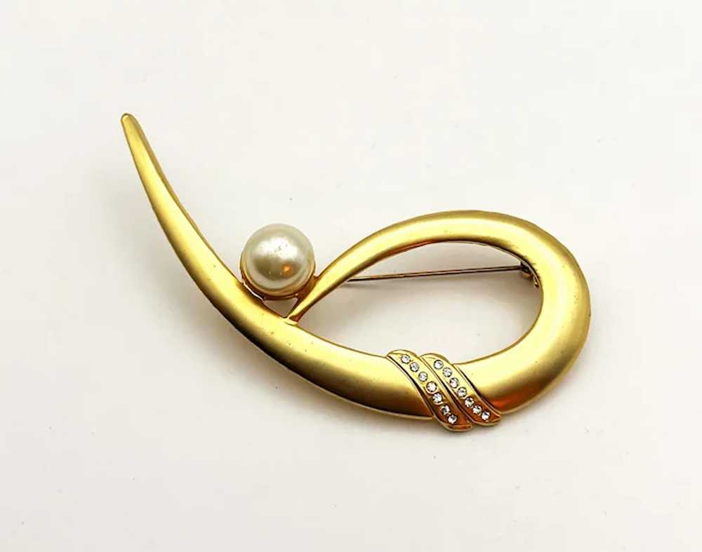 Brushed Goldtone Swirled Brooch with Faux Pearl a… - image 9