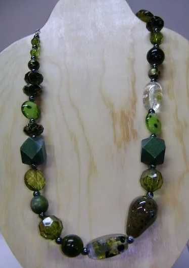 VINTAGE Beautiful Green Glass and Plastic Beads Ne