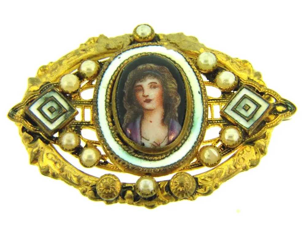 Vintage Victorian Revival gold tone Brooch with p… - image 4