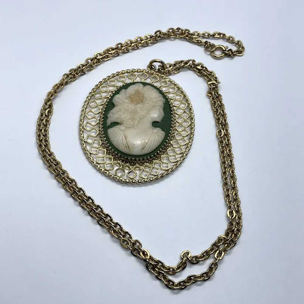 Fun Vintage Molded Resin Green & White Cameo Pend… - image 3