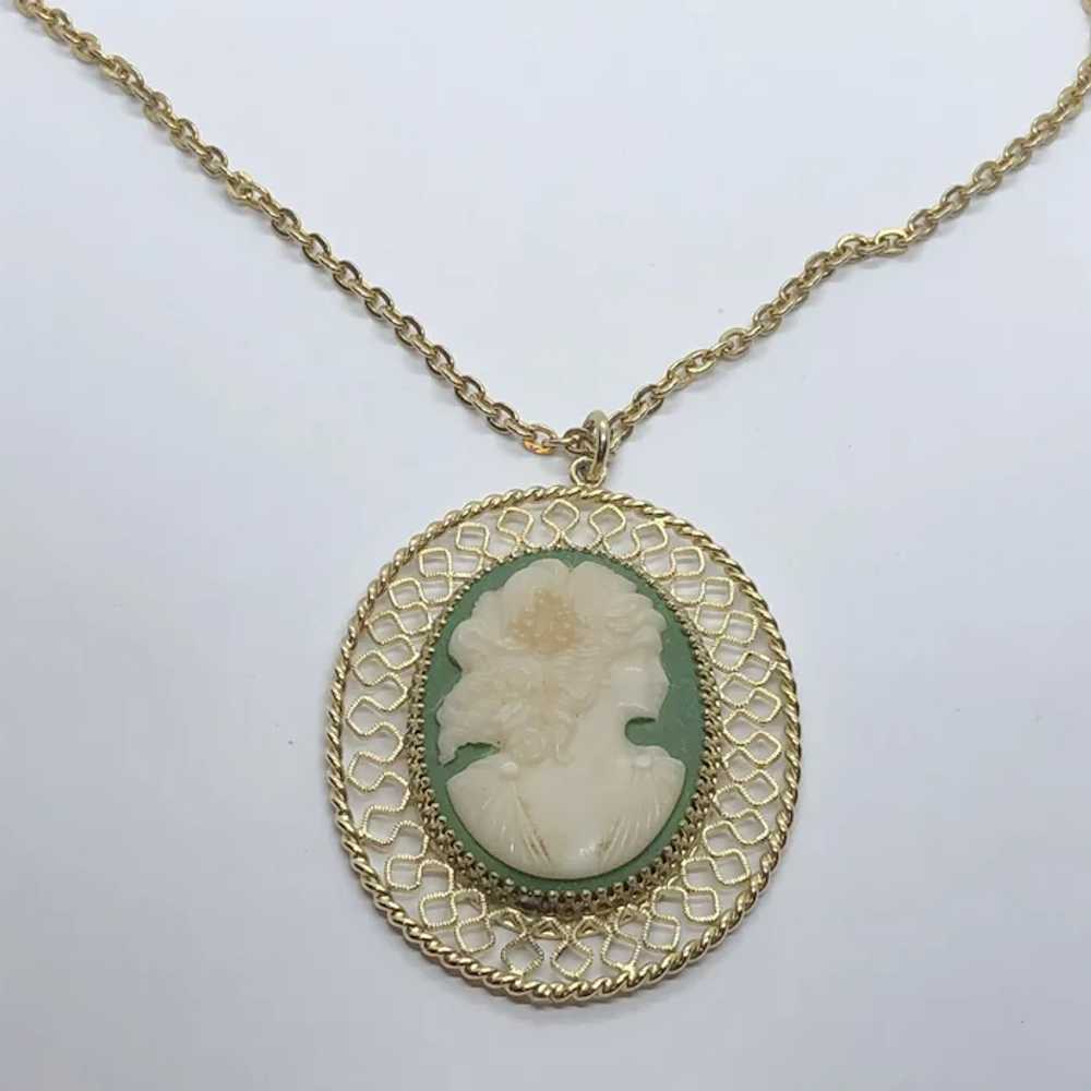 Fun Vintage Molded Resin Green & White Cameo Pend… - image 4