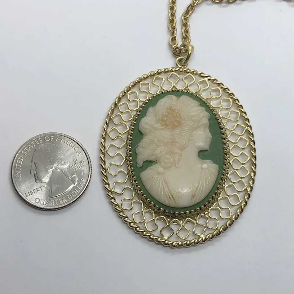 Fun Vintage Molded Resin Green & White Cameo Pend… - image 5
