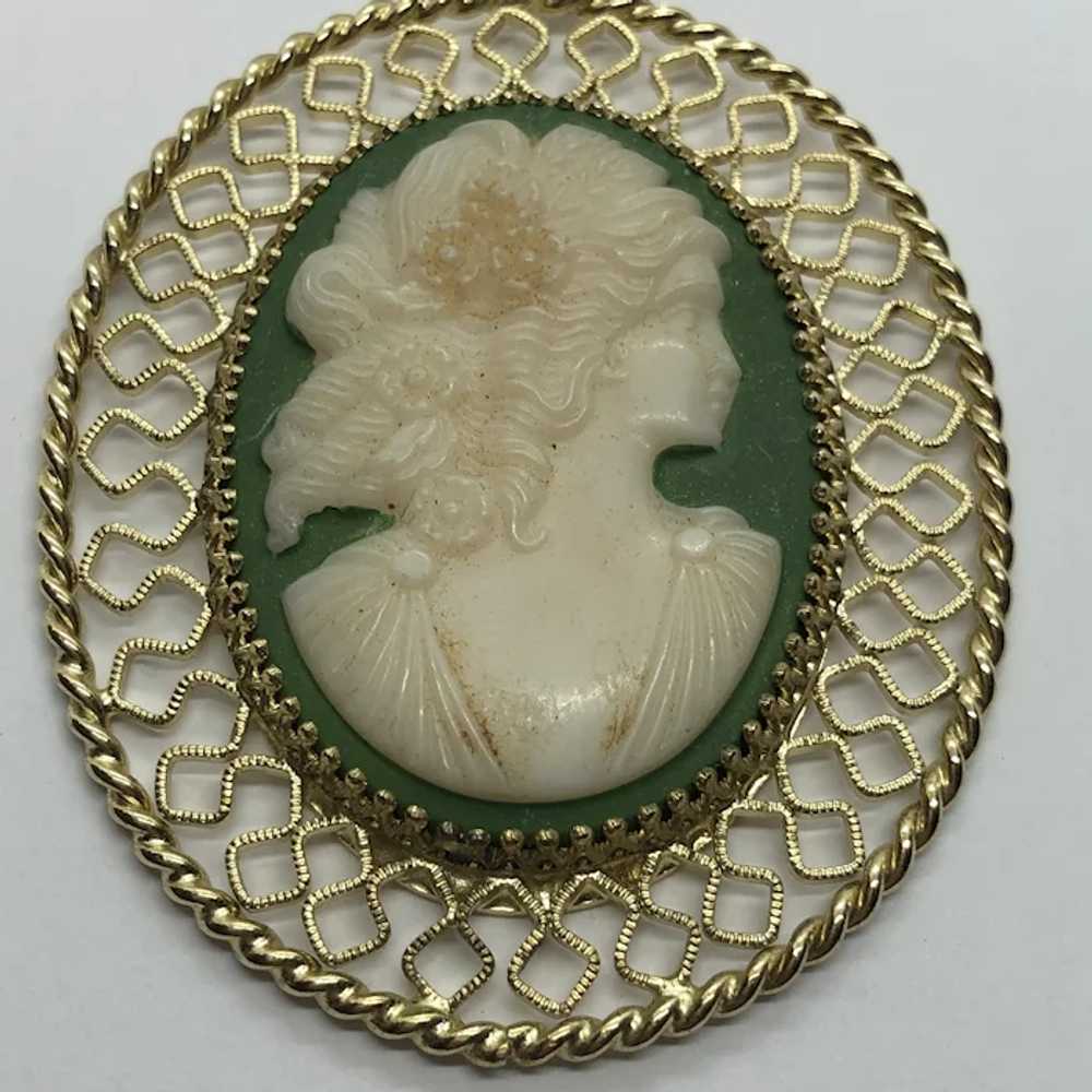 Fun Vintage Molded Resin Green & White Cameo Pend… - image 6