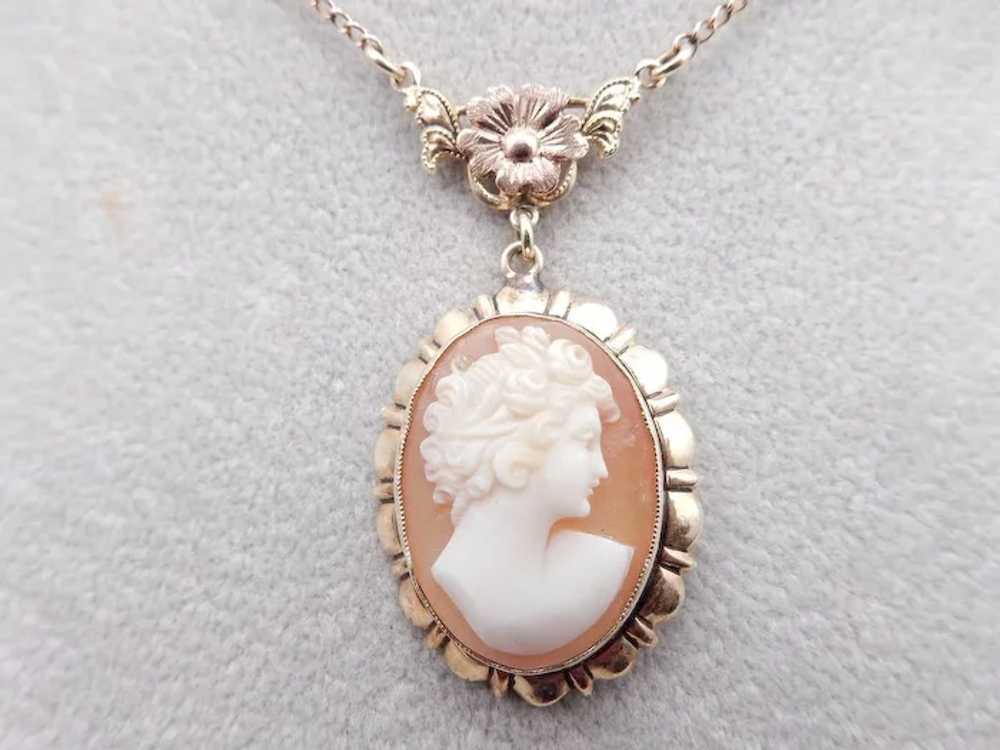 10 Karat lovely Shell Cameo pendant - image 2