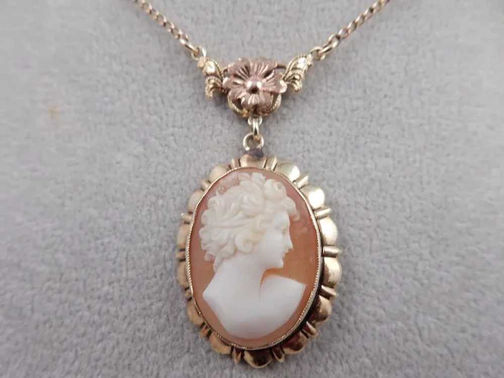 10 Karat lovely Shell Cameo pendant - image 4