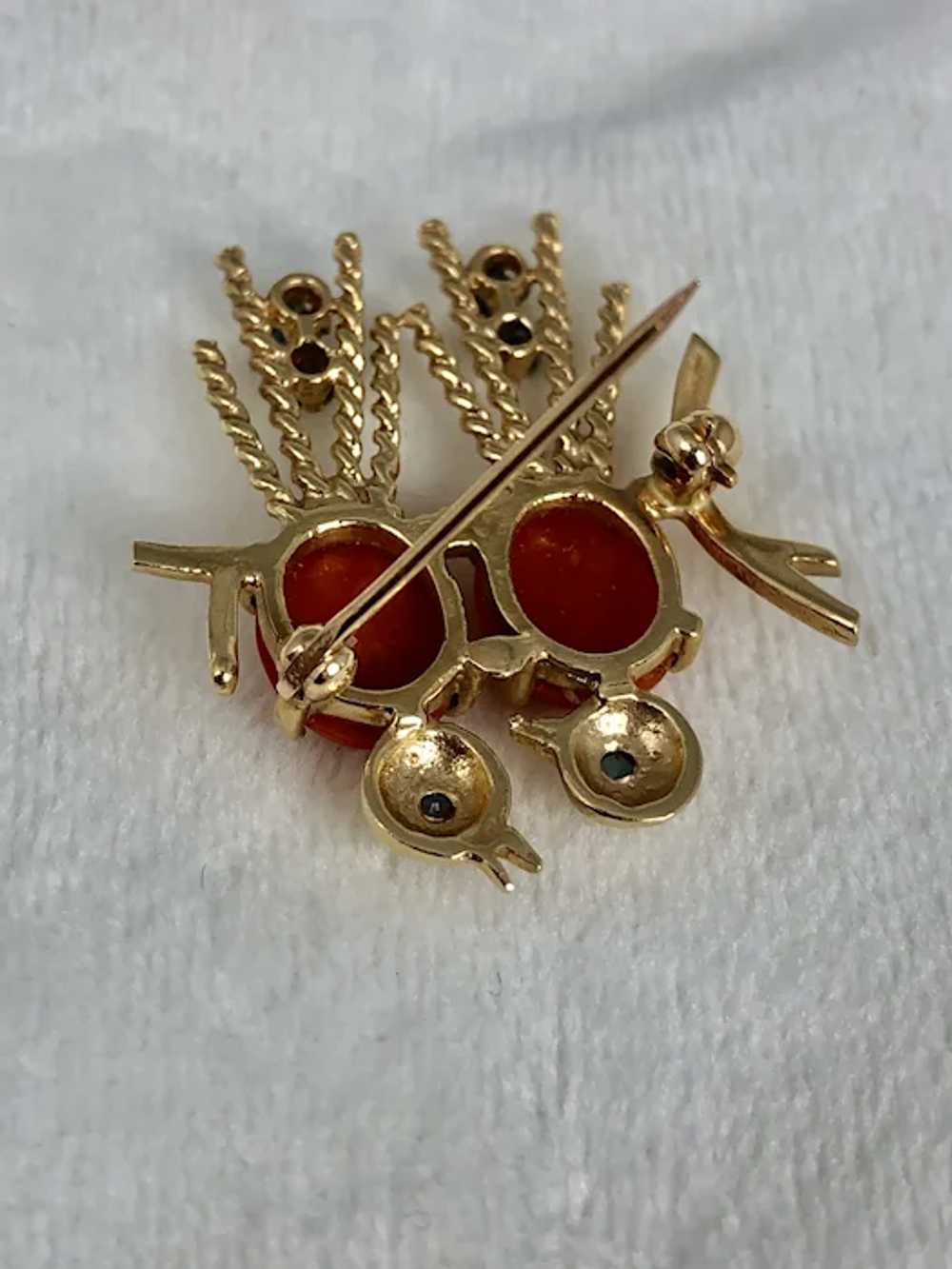 14K Gold Spinel & Coral Lovebirds Brooch - image 4