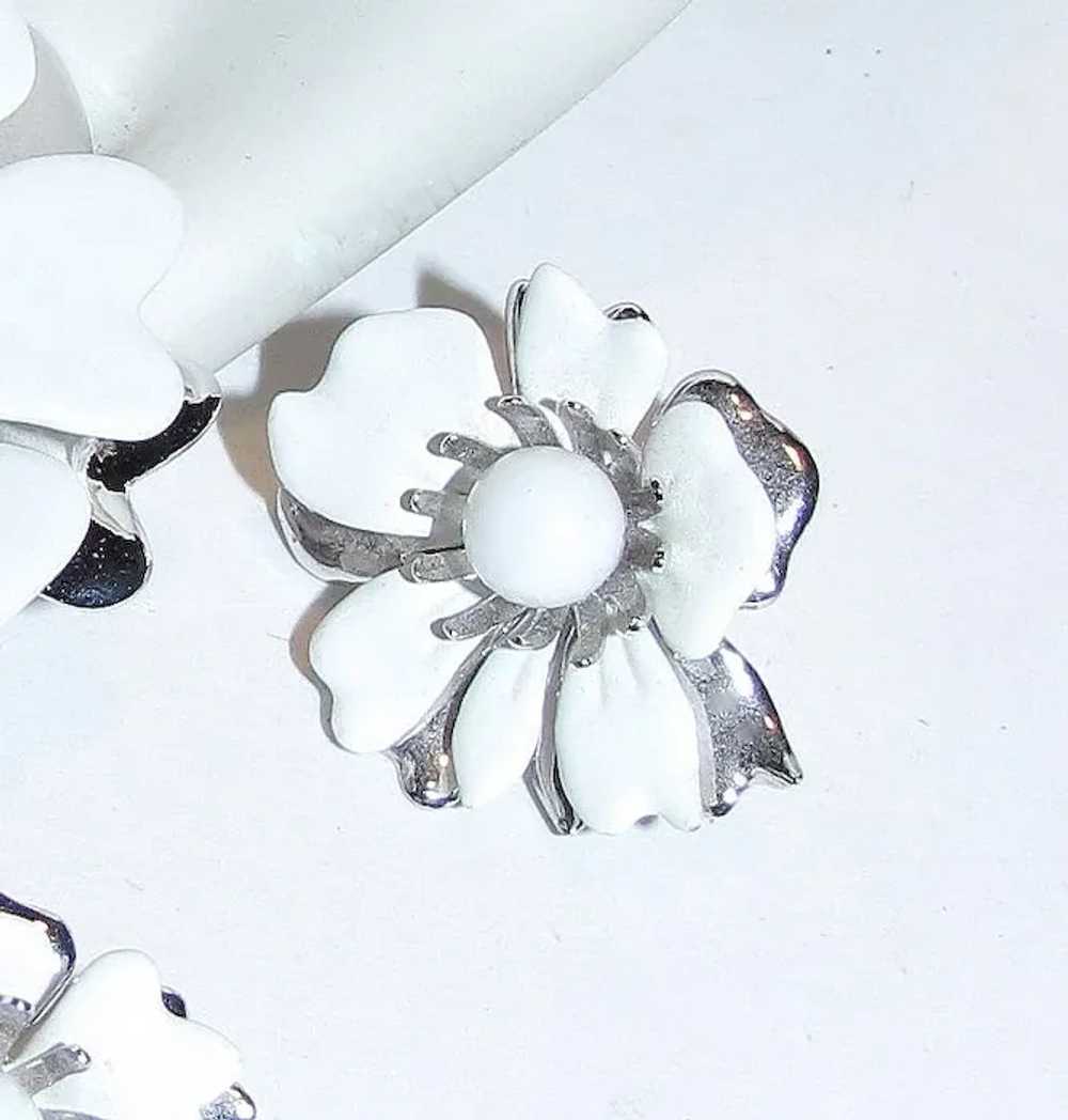 Summery Sarah Coventry White Enamel Pin & Earring… - image 2