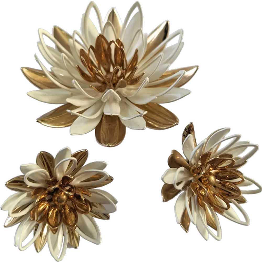 Sarah Coventry Water Lily Brooch And Earrings - image 1