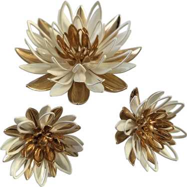 Sarah Coventry Water Lily Brooch And Earrings - image 1