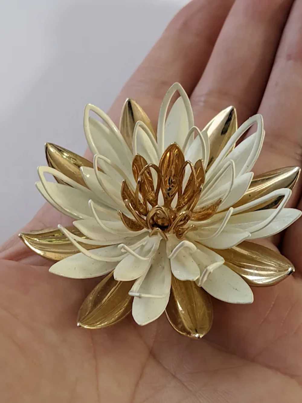 Sarah Coventry Water Lily Brooch And Earrings - image 4