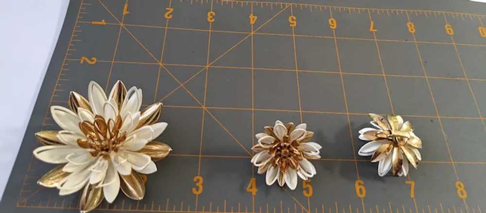 Sarah Coventry Water Lily Brooch And Earrings - image 7