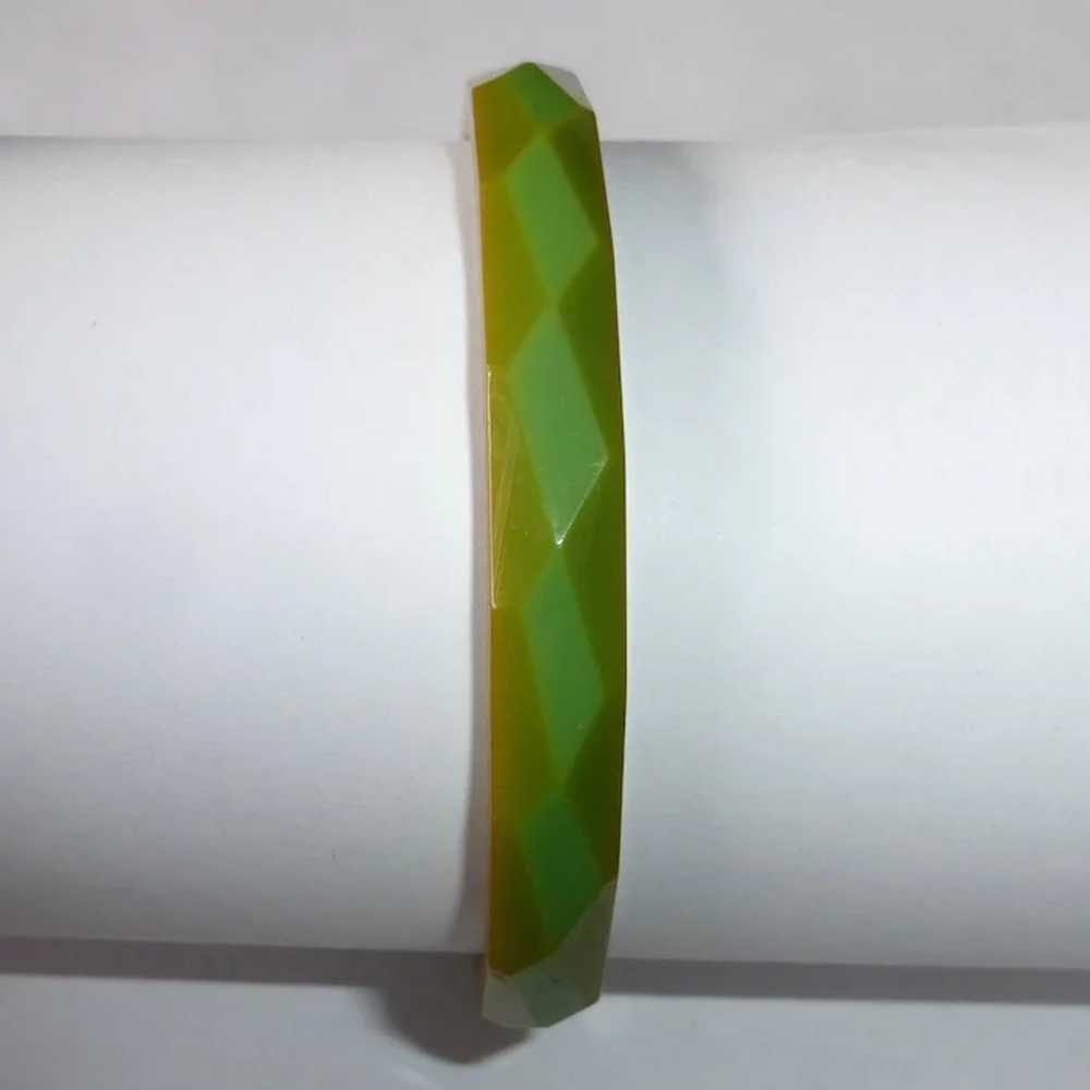 Faceted Green Bakelite Bracelet w Amber Edges - image 3