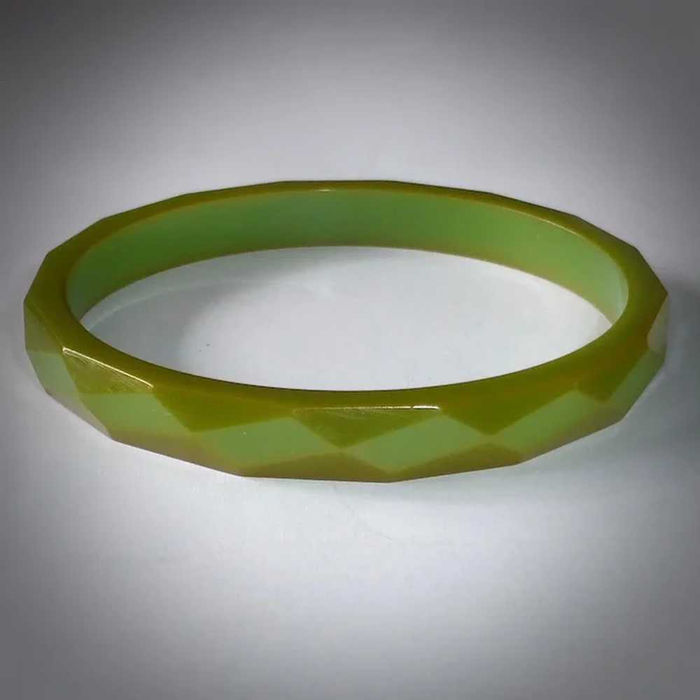 Faceted Green Bakelite Bracelet w Amber Edges - image 9