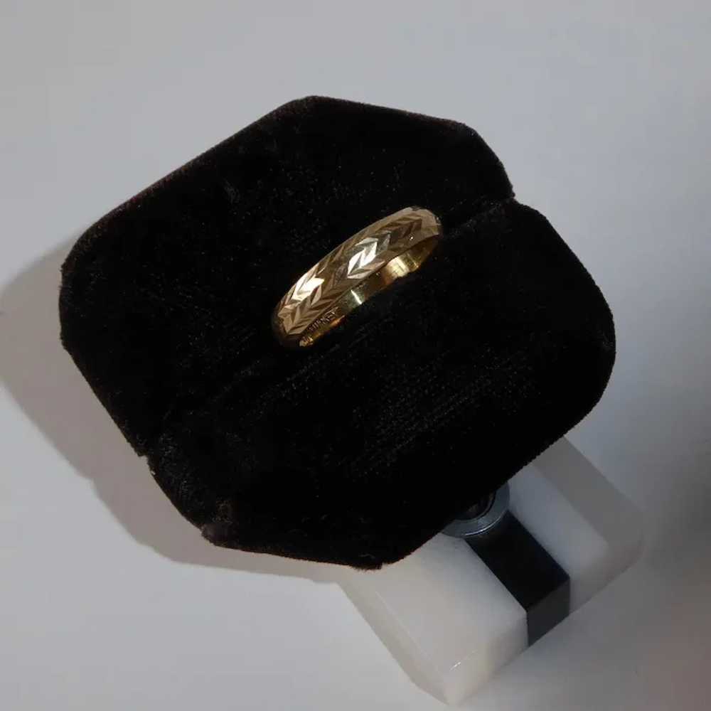 18k Yellow Gold Bright Cut Engraved Band Ring - image 10