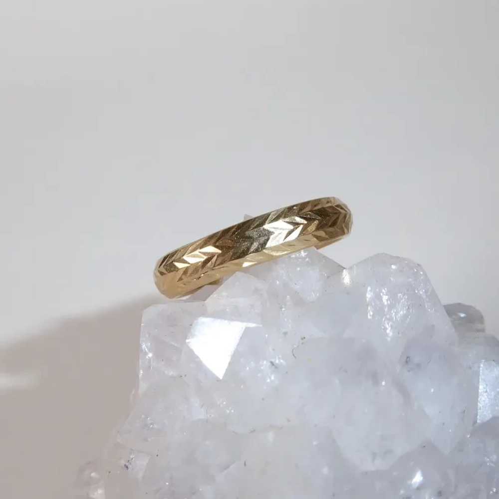 18k Yellow Gold Bright Cut Engraved Band Ring - image 2