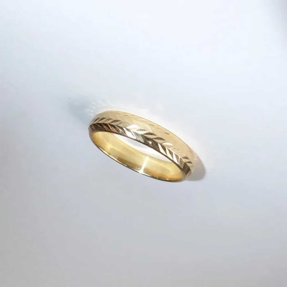18k Yellow Gold Bright Cut Engraved Band Ring - image 3