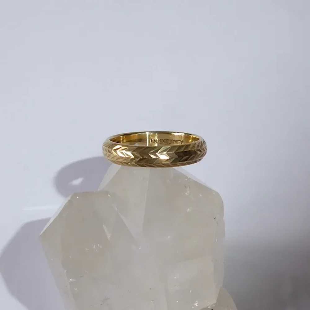18k Yellow Gold Bright Cut Engraved Band Ring - image 4