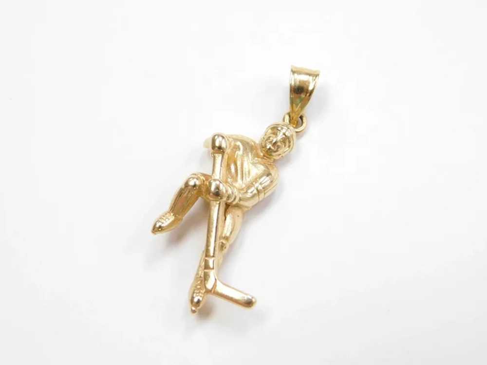 https://img.gem.app/507552544/2f/1669998830/hockey-player-vintage-charm-14k-gold-sport.jpg