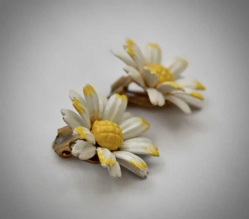 c1960s White & Yellow Enamel Metal Daisy Flower 1… - image 2